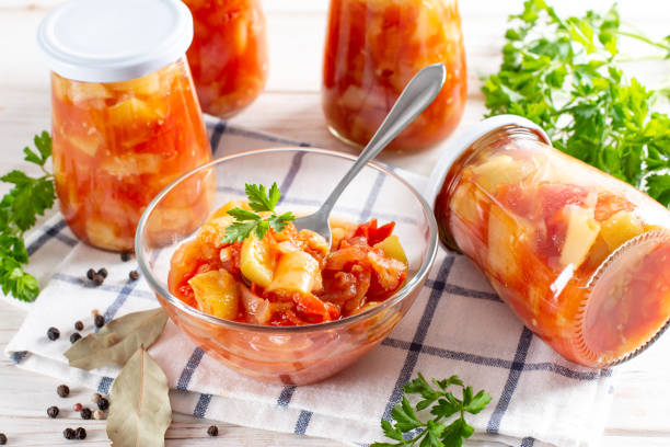 Pomidorų mišrainė žiemai ir skonio variacijos