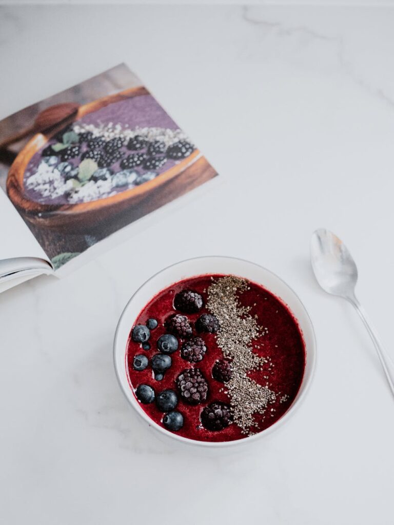 Smoothie bowl: šaltai spausto puodelio pusryčių kompozicija
