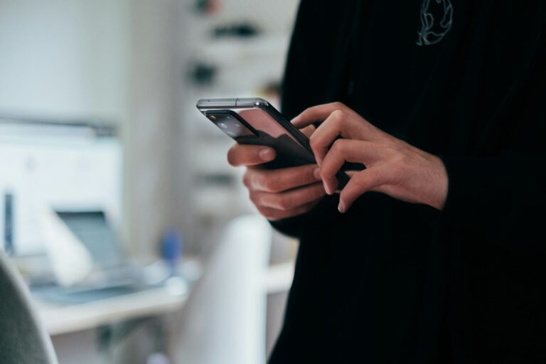 Telefonas leidžia prisijungti greitai, o išeiti visada būna sunkiau