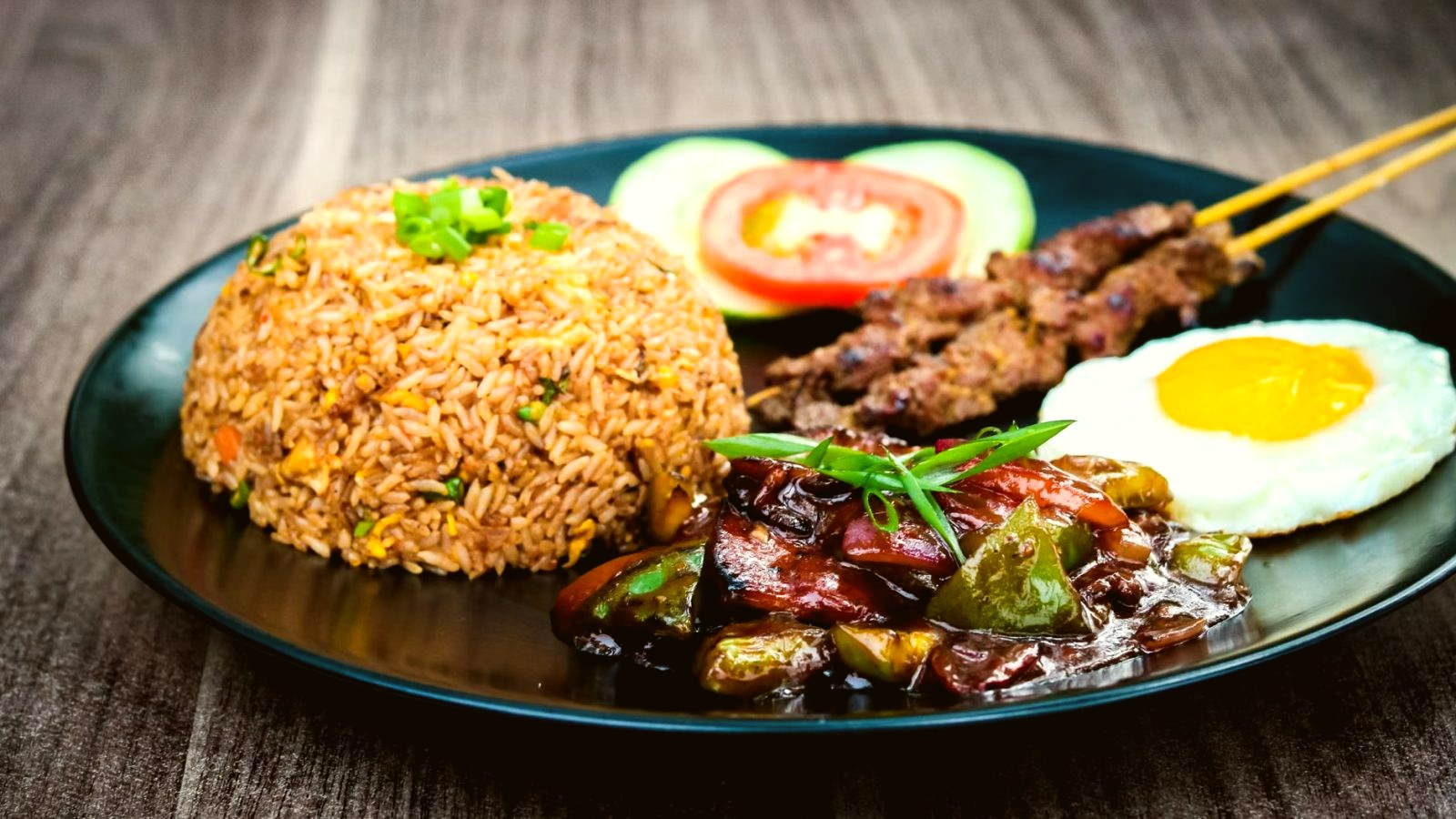 Aštrus nasi goreng su kiniškuoju kopūstu ir kepta kiaušinine