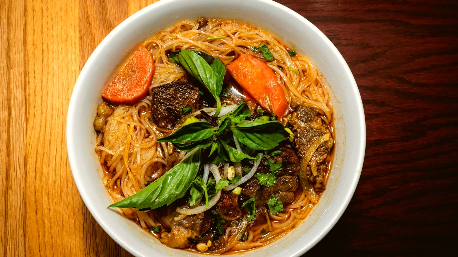 Pad kee mao: aštrūs ryžių makaronai su jautiena ir tailandietiška bazilika