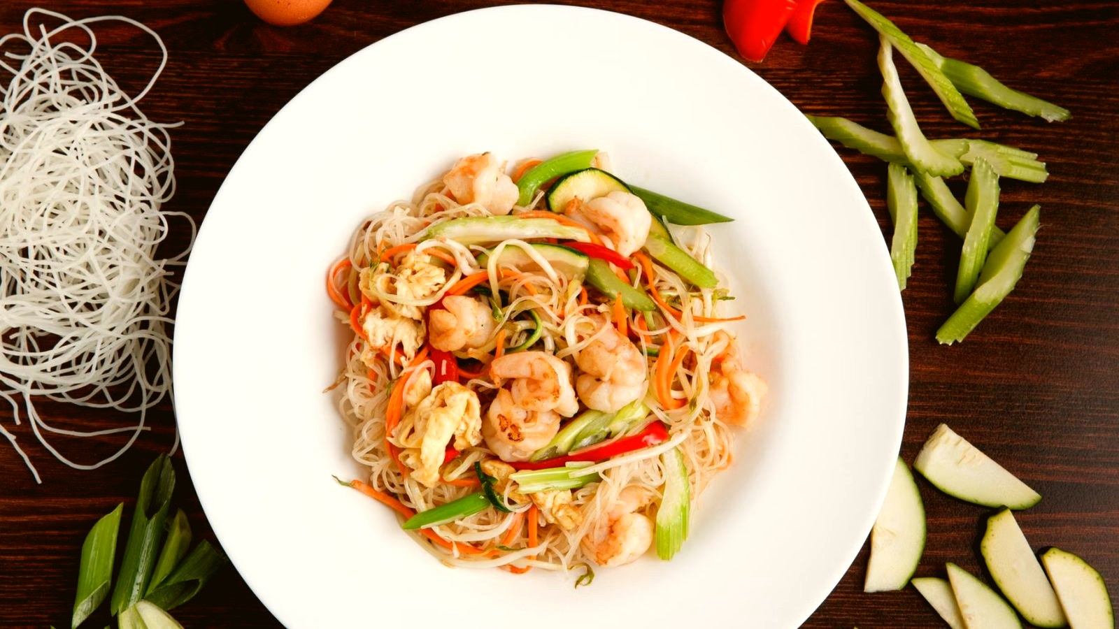 Soba makaronai su vasabio ir česnako krevetėmis