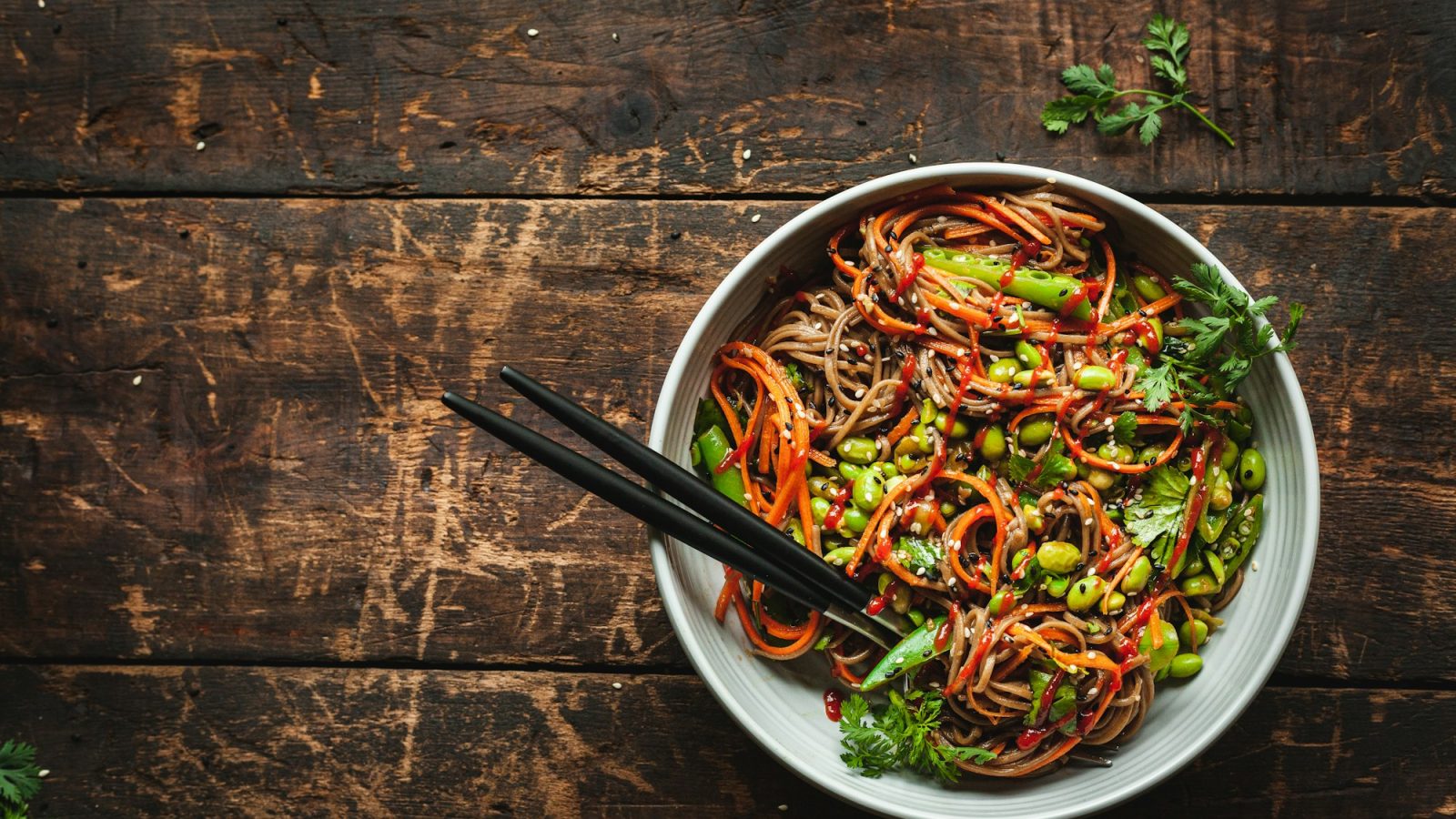 Sveikesnis jautienos „chow mein“ su grybais ir daigais