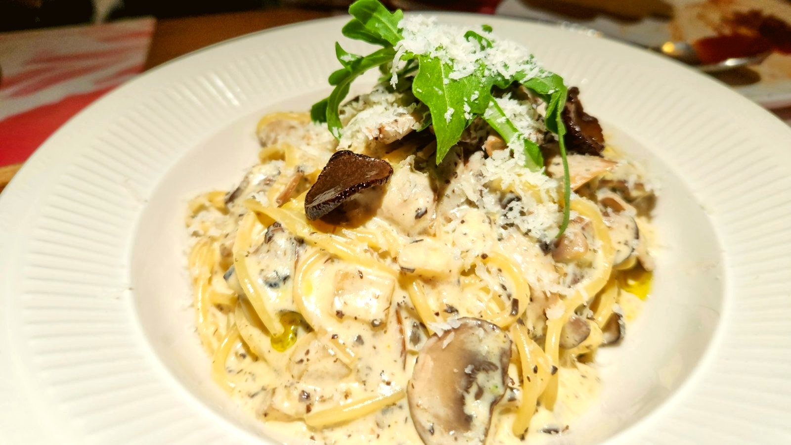 Tagliatelės su dešrelių ir grybų stroganovo padažu