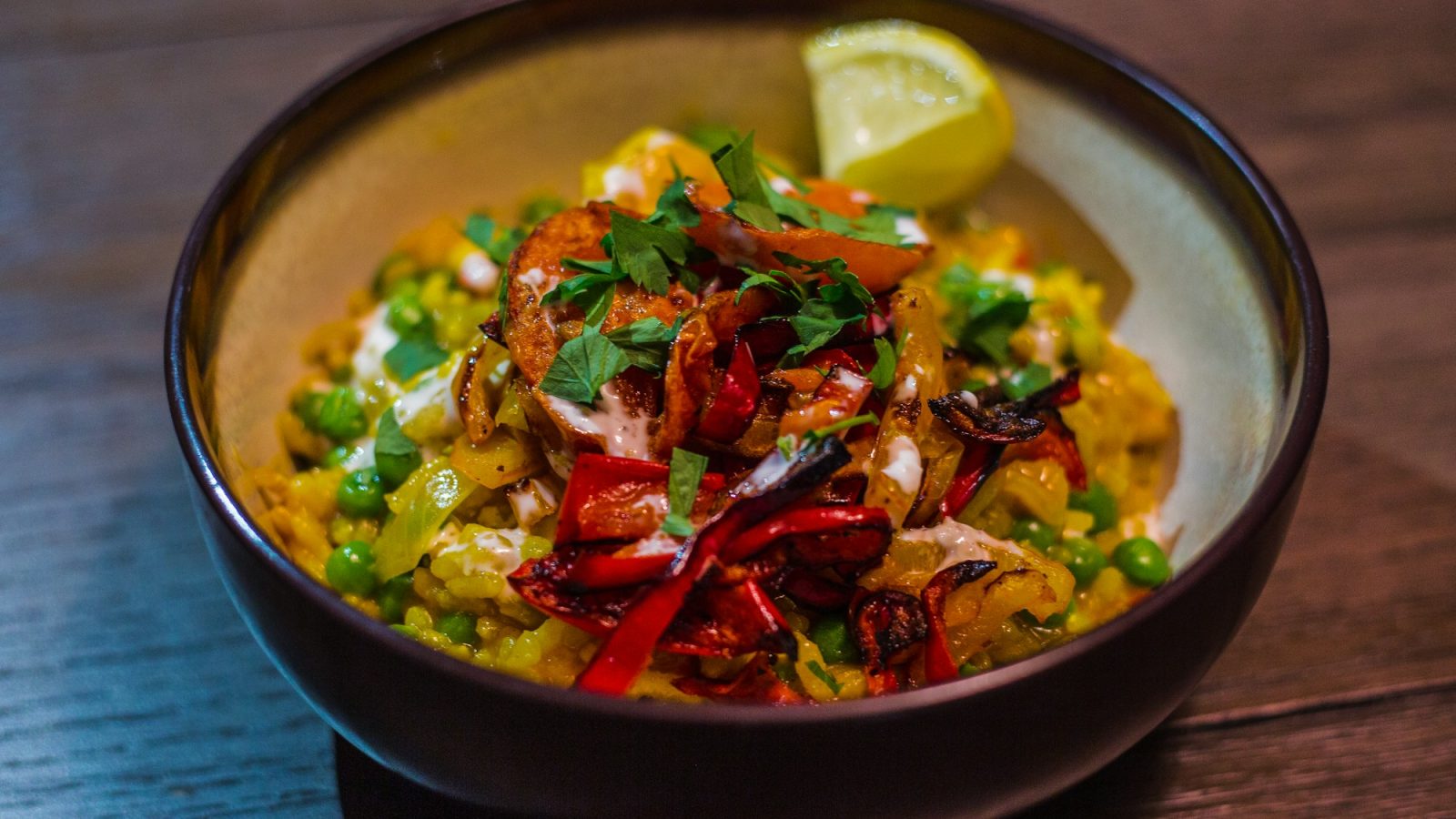 Vištienos fajitų ryžių dubenėlis su keptu laimu
